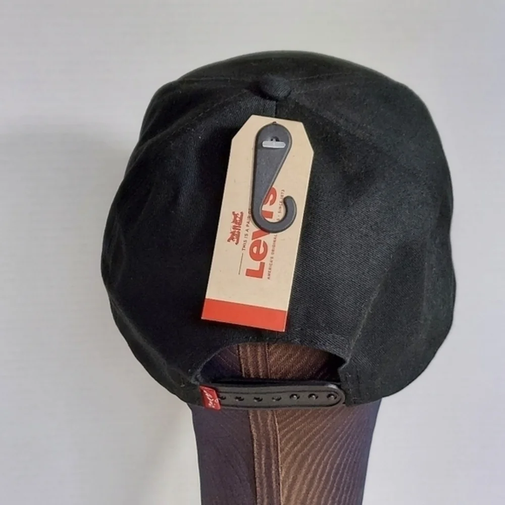 Levi's Black Snapback Baseball Cap‎ Levi's Logo in bold letters Embroidered
